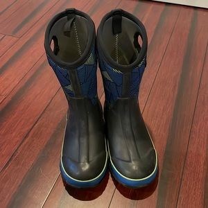 Kids Boggs size 4